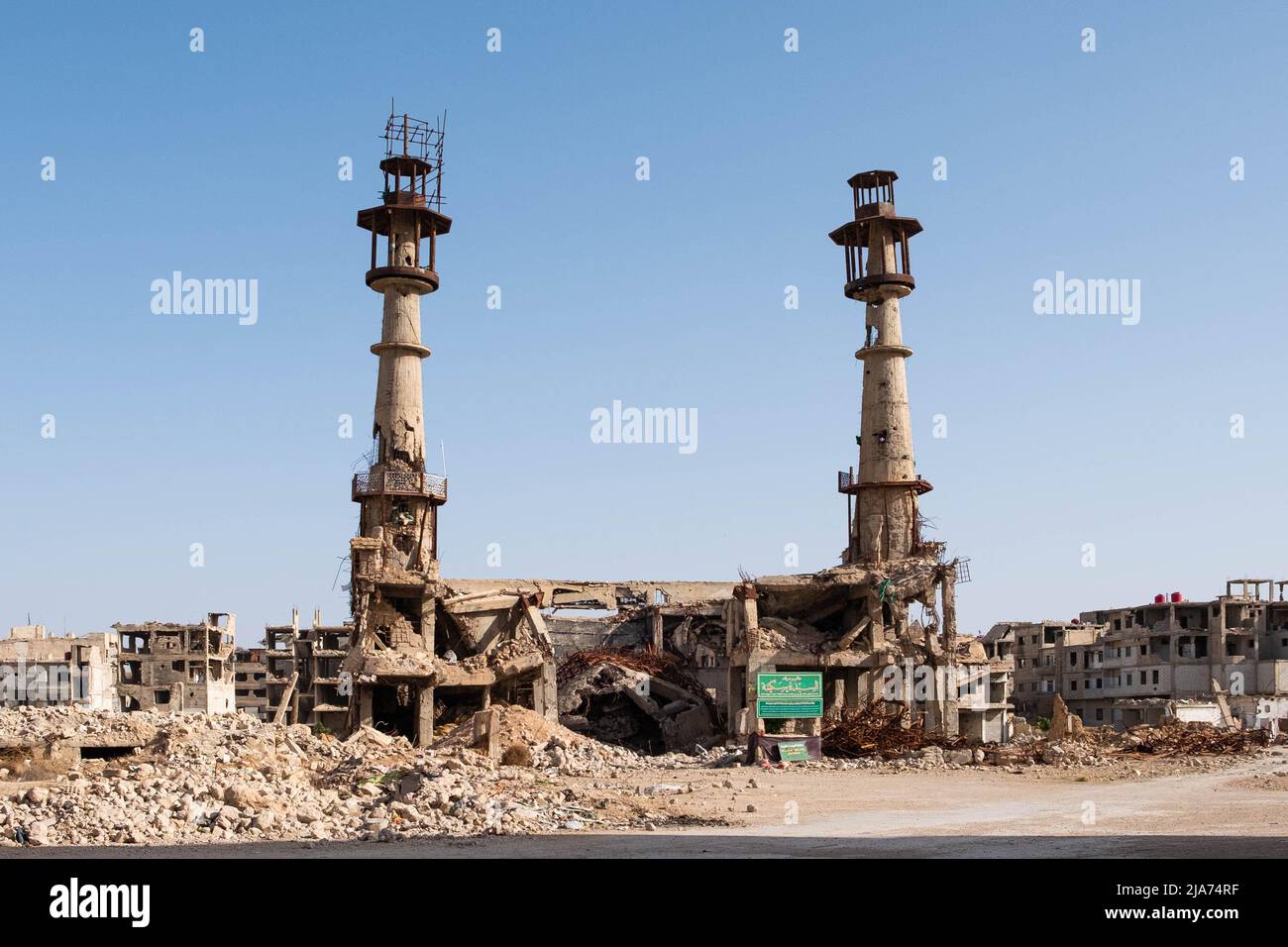 Darayya, Syrie - avril 2022 : construction de ruines dans une ville détruite après la guerre civile syrienne. Banque D'Images