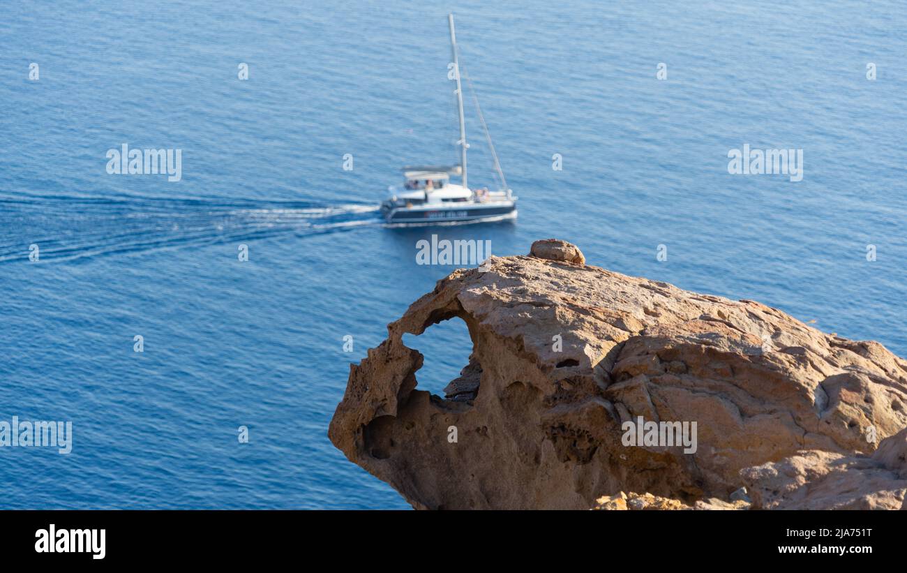Santorini : un promontoire rocheux sur la côte ressemble à une tête de
