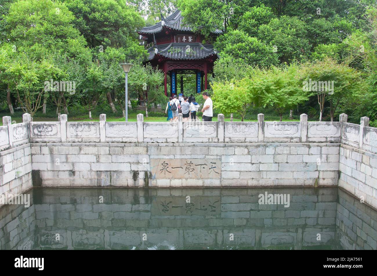 Zhenjiang, Chine. 12 août 2017. Le printemps le plus beau sous le ciel dans le temple de jinshan zone pittoresque à zhenjiang en chine. Les personnages tian xia Banque D'Images