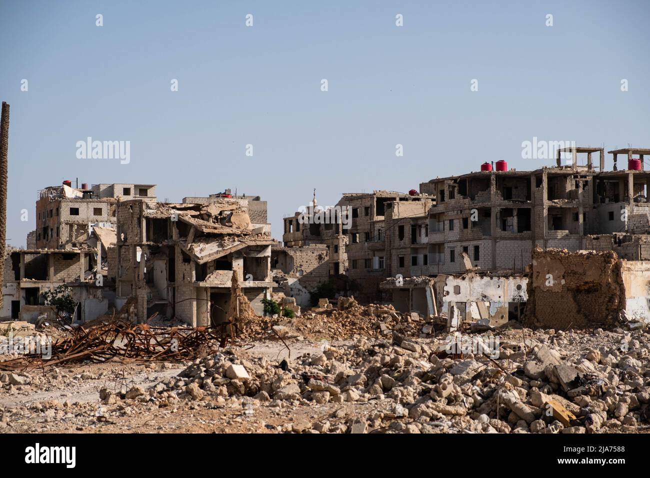 Darayya, Syrie - avril 2022 : construction de ruines dans une ville détruite après la guerre civile syrienne. Banque D'Images