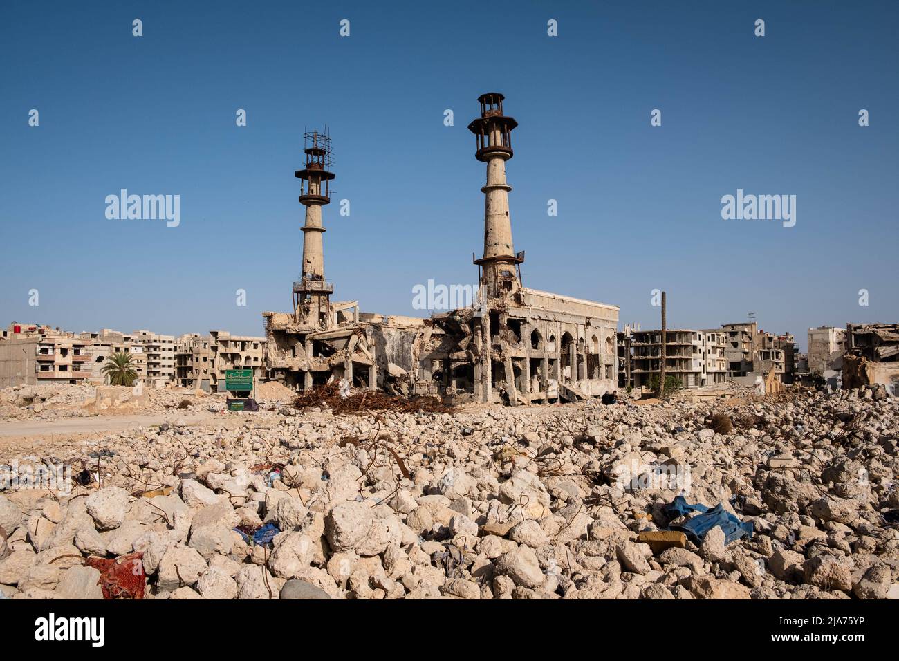 Darayya, Syrie - avril 2022 : construction de ruines dans une ville détruite après la guerre civile syrienne. Banque D'Images