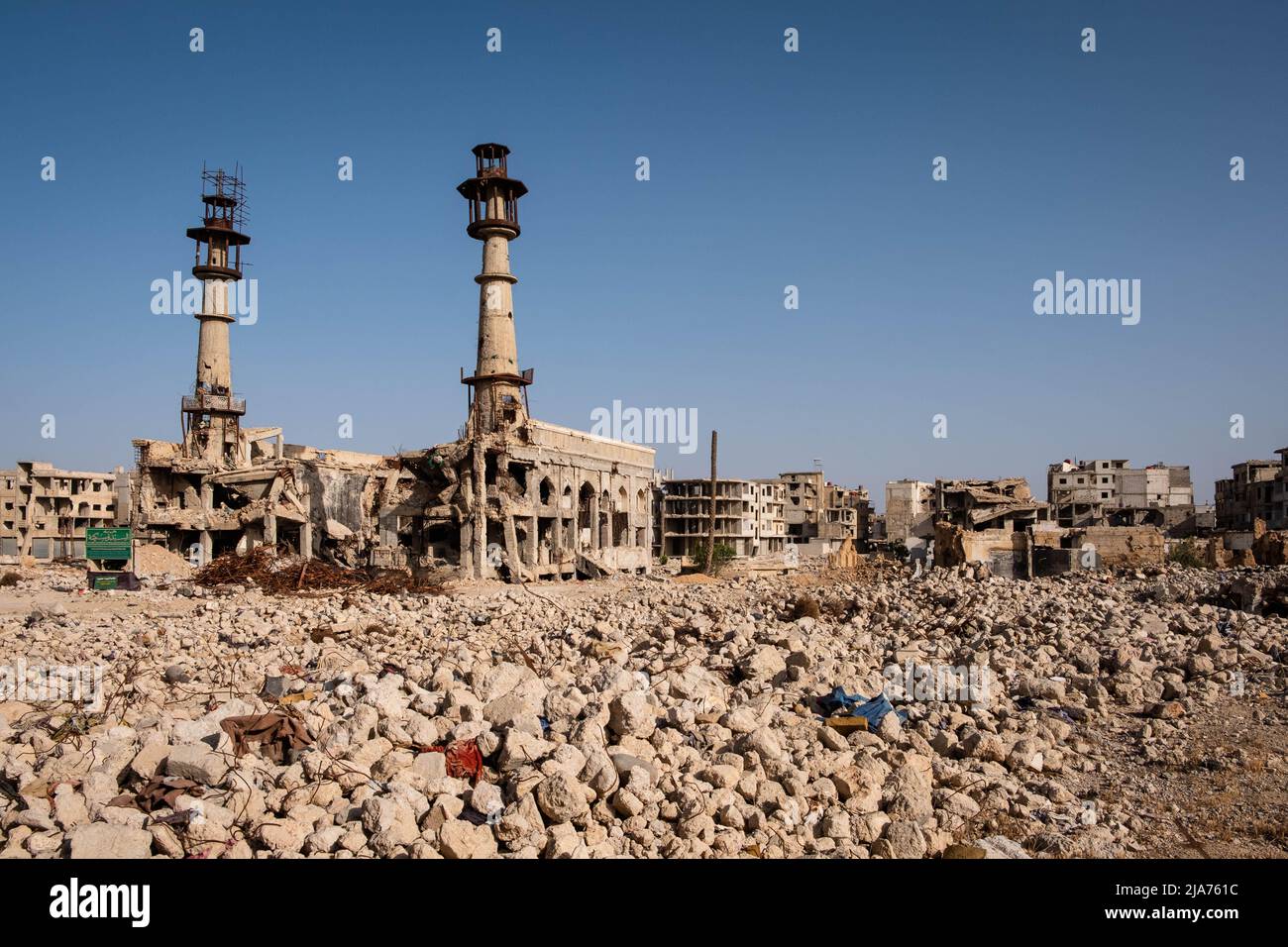 Darayya, Syrie - avril 2022 : construction de ruines dans une ville détruite après la guerre civile syrienne. Banque D'Images