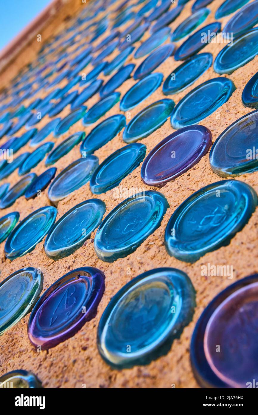Mur coloré de bouteilles en verre dans la ville fantôme du désert Banque D'Images