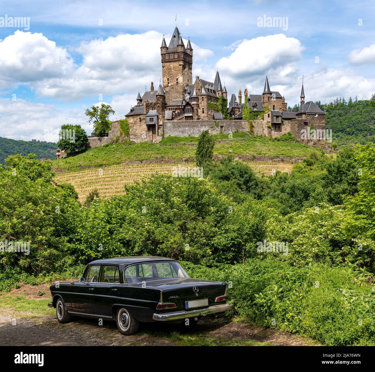 Cochem, Rhénanie-Palatinat, Allemagne - 21 mai 2022 : le Reichsburg Cochem (château impérial de Cochem) sur une colline au-dessus de la Moselle. Banque D'Images