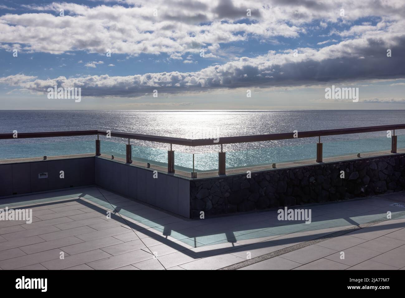 Contre-jour photo Océan Atlantique et terrasse avec clôture à Fuencaliente à la Palma, îles Canaries Banque D'Images