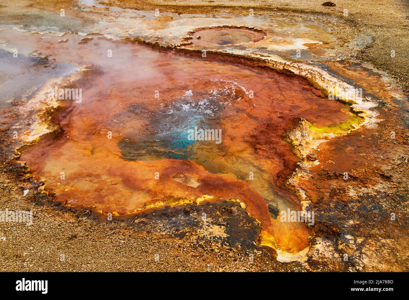 Détail de la petite piscine de Yellowstone avec des anneaux de couleur Banque D'Images