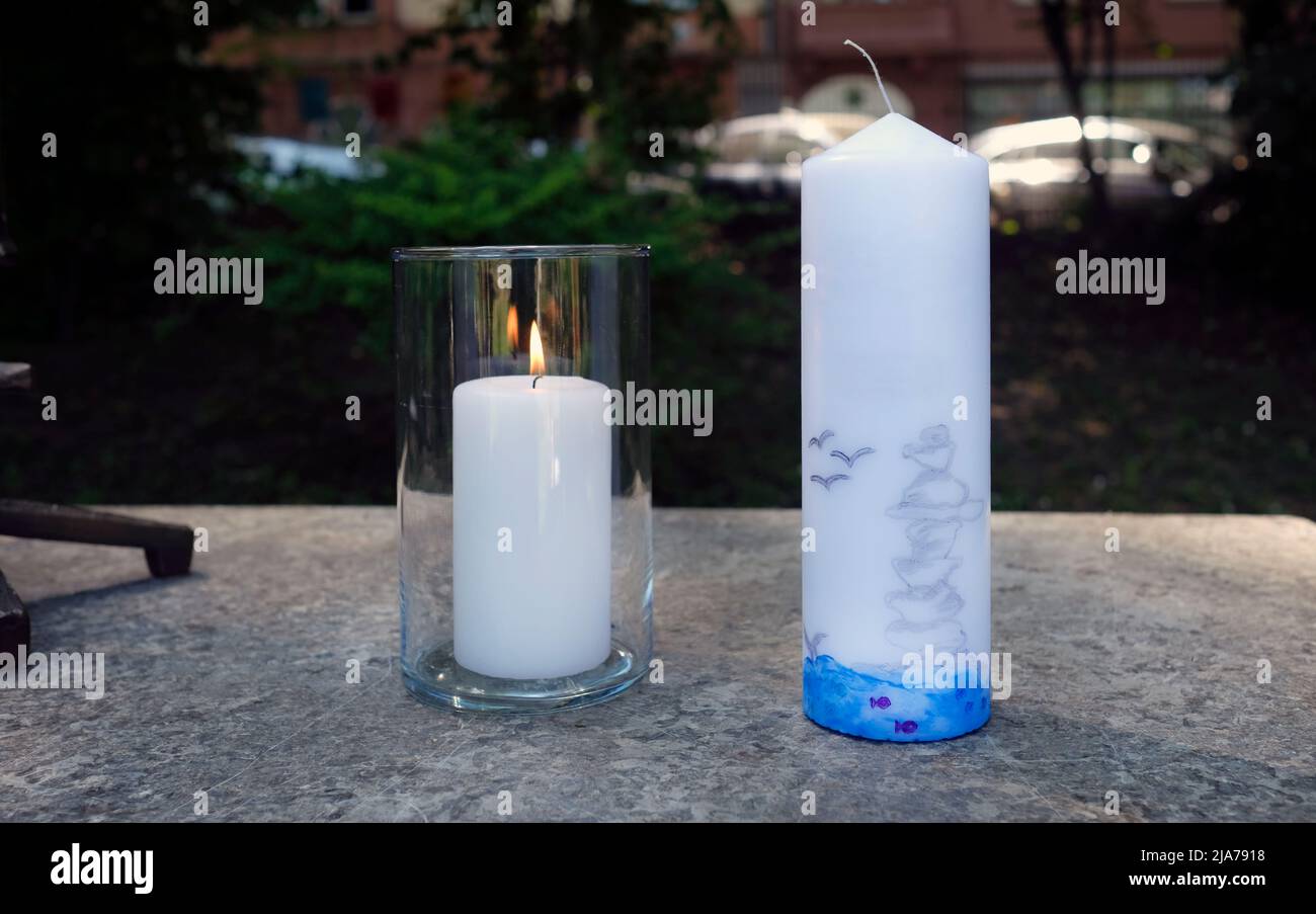 Bougie de baptême sur l'autel d'une église en plein air Banque D'Images