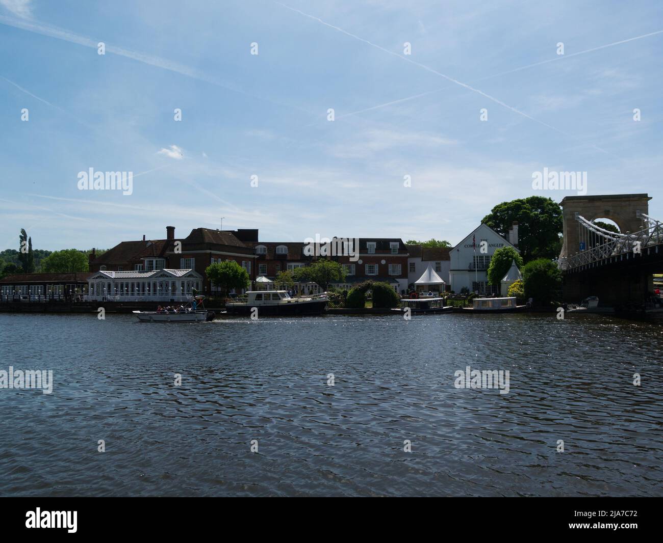 Vue sur la Tamise jusqu'à l'hôtel Compleat Angler situé sur le côté du pont suspendu Marlow Buckinghamshire England, Royaume-Uni, le jour ensoleillé de mai Banque D'Images