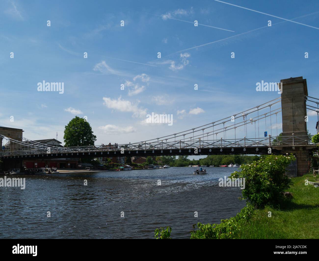 Marlow suspension Road et foot Bridge au-dessus de la Tamise entre Marlow dans Buckinghamshire et Bisham dans Berkshire Angleterre Royaume-Uni Banque D'Images