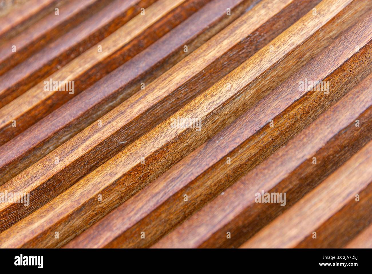 huile de tung sur chaise de jardin en bois dur Banque D'Images