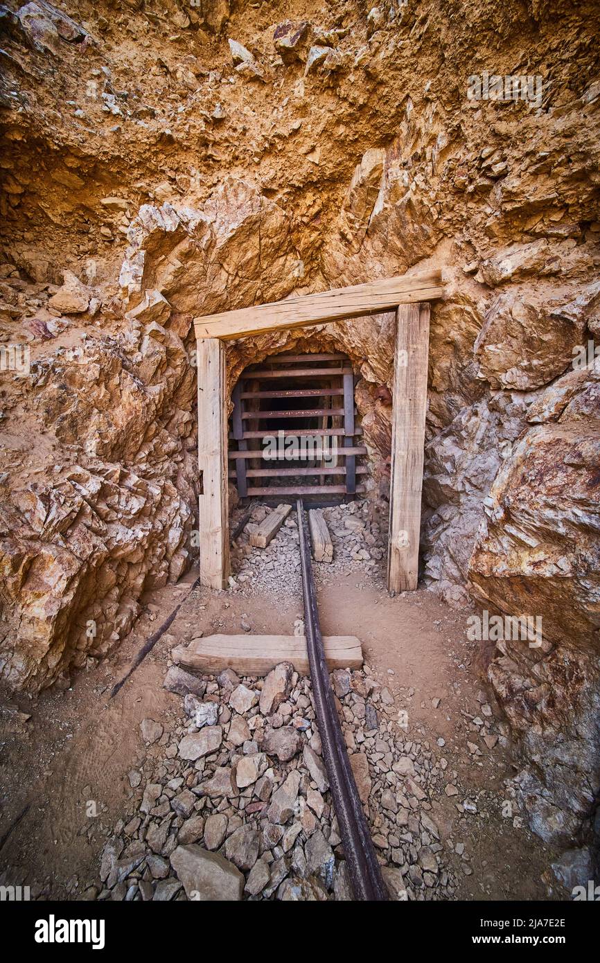 Entrée de la mine sinistre dans la vallée de la mort avec entrée bloquée Banque D'Images