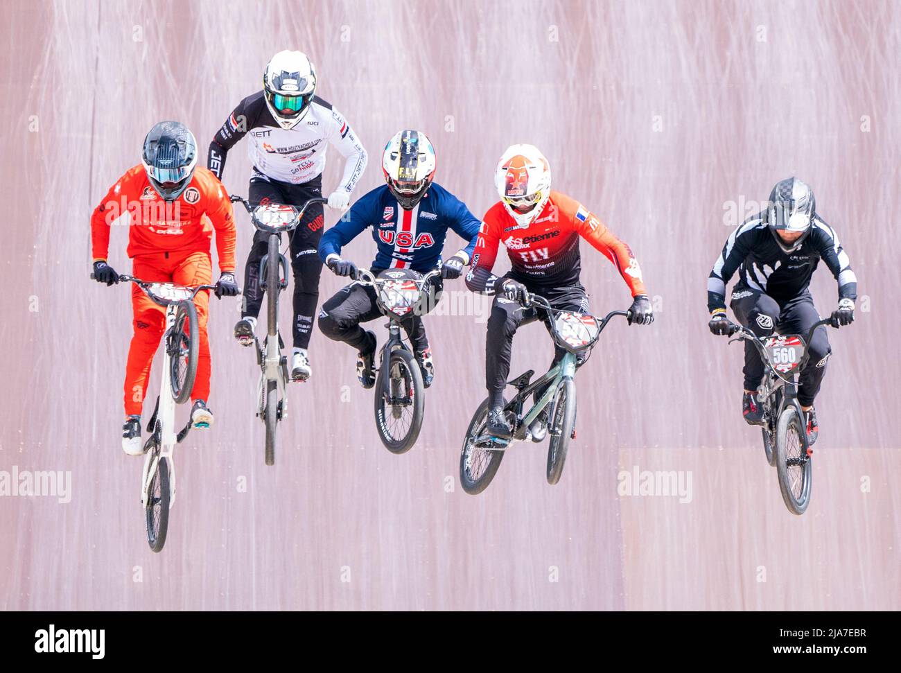 Coureurs de la série 1 des U23 hommes au cours du premier jour de la coupe du monde de course Coureurs de la série 1 des U23 hommes au cours du premier jour de la coupe du monde de course