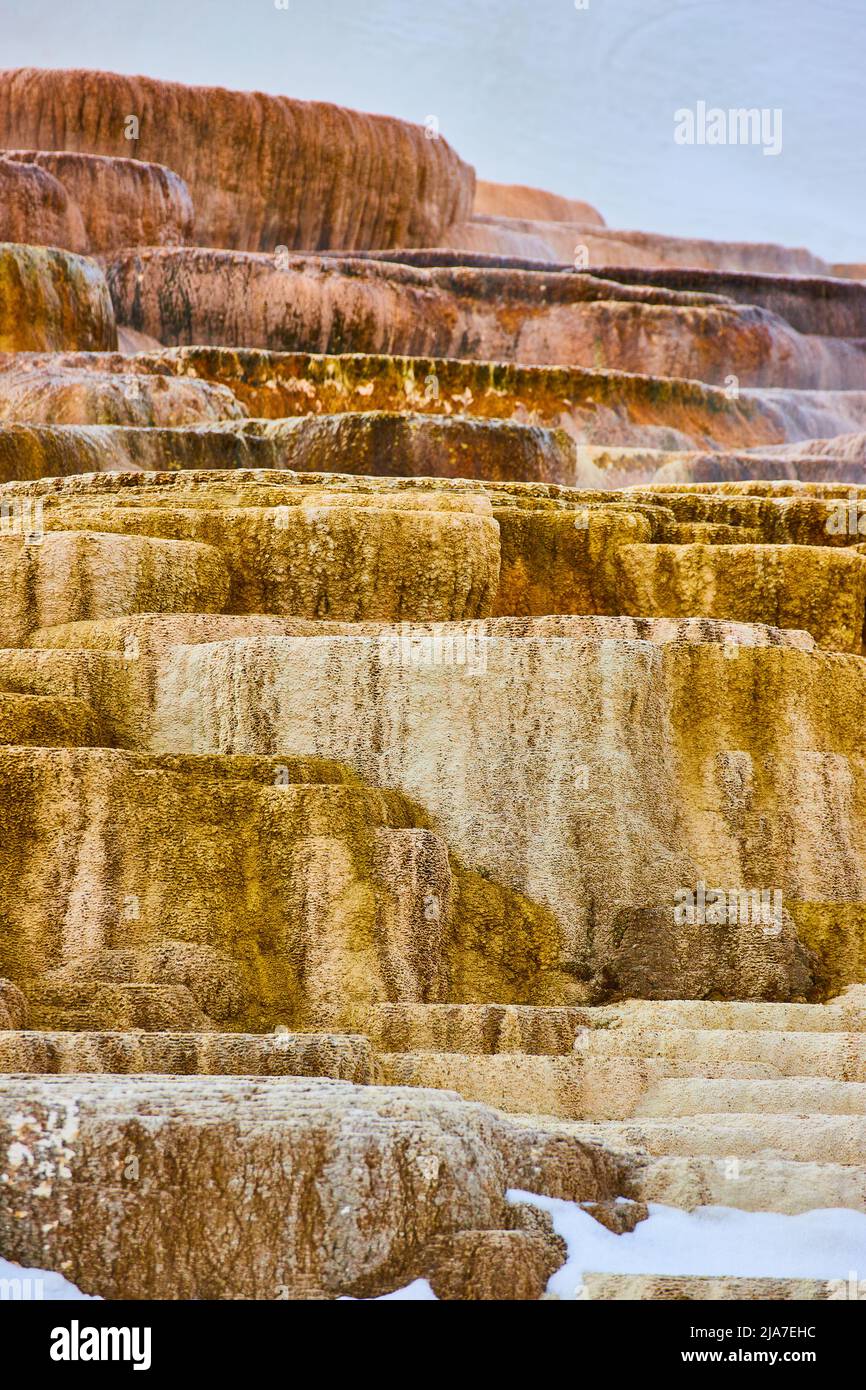 Des dizaines de couches de terrasse colorées avec des taches de neige à Yellowstone dans Hot Springs Banque D'Images