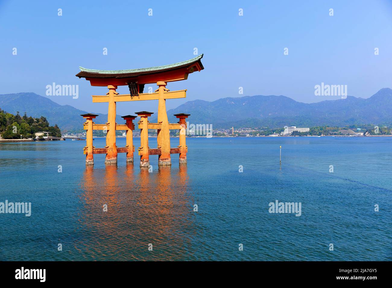 Japon. Miyajima. Hiroshima. Sanctuaire d'Itsukushima et porte de torii flottante Banque D'Images