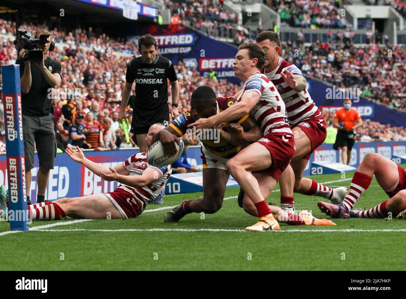 Londres, Royaume-Uni. 28th mai 2022. JERMAINE MCGILLVARY de Huddersfield Giants a essayé du faire 14-12 lors du match final de la coupe du défi de Betfred entre Huddersfield Giants et Wigan Warriors au Tottenham Hotspur Stadium, Londres, Angleterre, le 28 mai 2022. Photo de Ken Sparks. Utilisation éditoriale uniquement, licence requise pour une utilisation commerciale. Aucune utilisation dans les Paris, les jeux ou les publications d'un seul club/ligue/joueur. Crédit : UK Sports pics Ltd/Alay Live News Banque D'Images