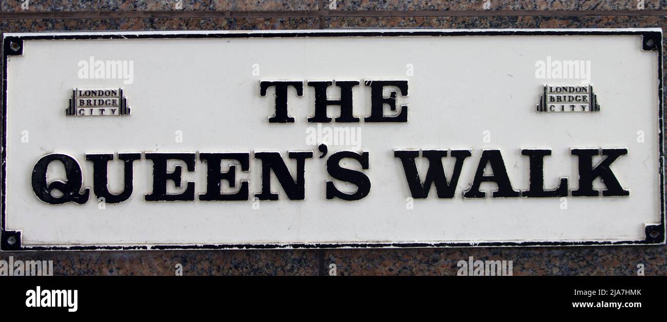 La plaque signalétique de la Queen's Walk de Londres Banque D'Images