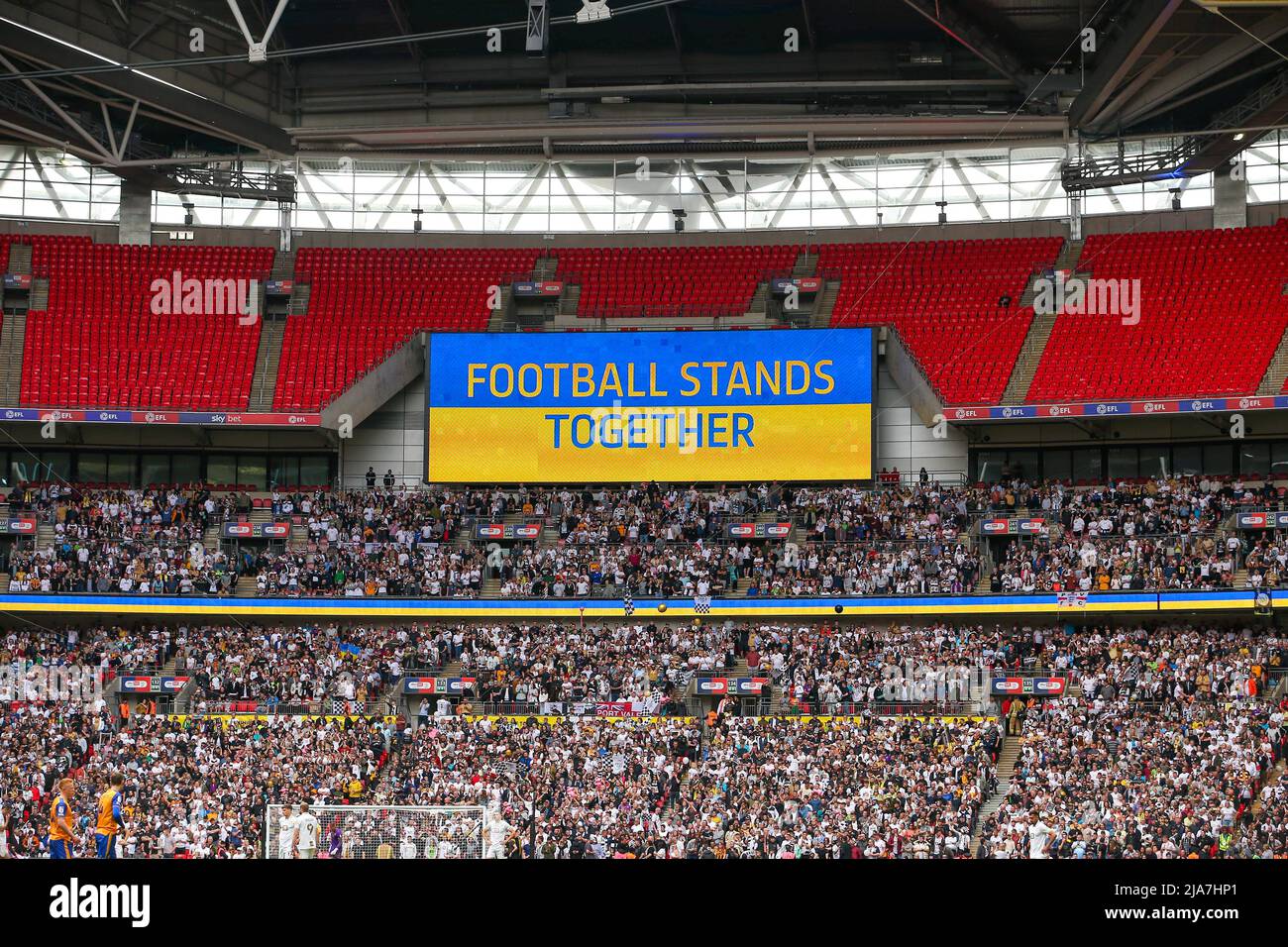 Wembley, Londres, Royaume-Uni. 28th mai 2022 ; Stade Wembley, Londres, Angleterre, finale de la Ligue EFL 2, Mansfield Town versus Port Vale : « les stands de football avec l'Ukraine » affichés sur le grand tableau crédit : Images sportives action plus/Alamy Live News Banque D'Images