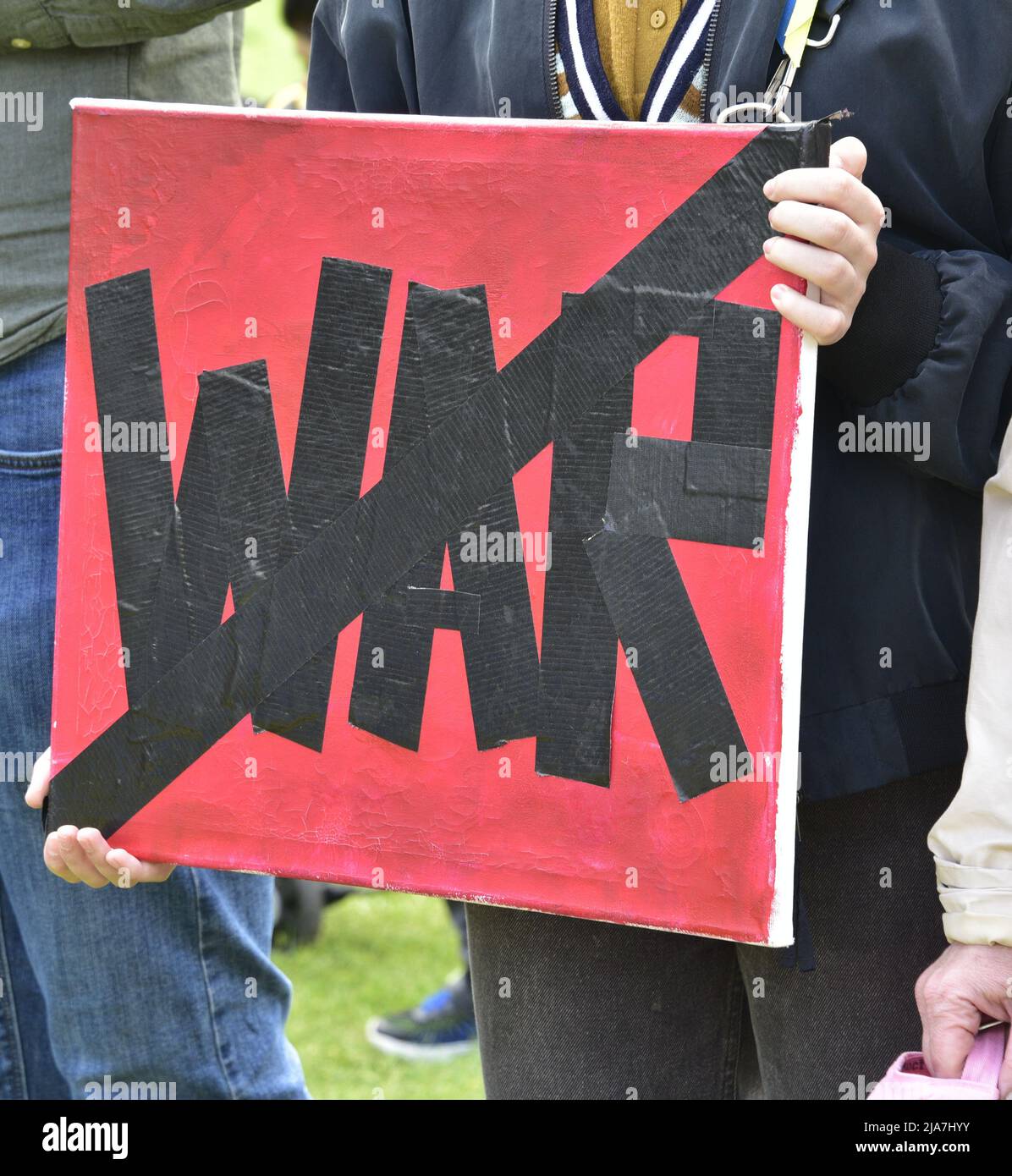 Manchester, Royaume-Uni, 28th mai 2022. Rassemblement anti-guerre « Stand with Ukraine », une protestation contre l’invasion russe de l’Ukraine à Piccadilly Gardens, centre de Manchester, Angleterre, Royaume-Uni, îles britanniques. C'est le quinzième samedi que la manifestation a eu lieu. Les manifestations sont organisées par le Centre culturel ukrainien 'dnipro' Manchester. Crédit : Terry Waller/Alay Live News Banque D'Images