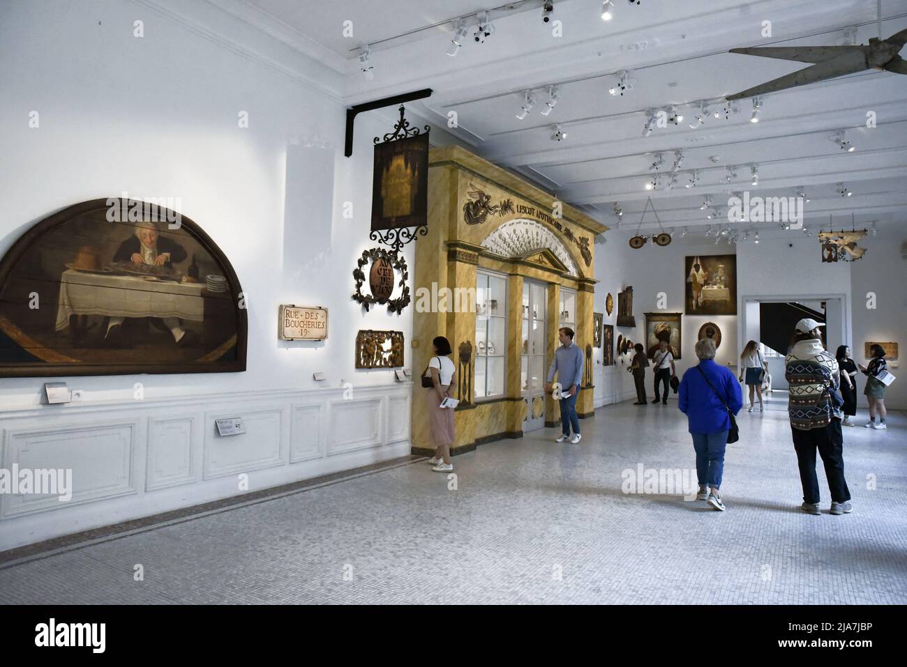 Le Musée Carnavalet est l'un des plus anciens musées de Paris depuis sa création en 1880 : sa collection, qui comprend plus de 610 000 objets rares, raconte l'histoire de la capitale française, de l'Antiquité au 20th siècle. Le musée consacré à l'histoire de Paris et situé au coeur du Marais, est en travaux de rénovation depuis plus de 4 ans. Dans cette photo: Panneau de la salle d'exposition des rues des bouchers 19th siècle. Paris, France, le 28 mai 2022. Photo de Patrice Pierrot/ABACAPRESS.COM Banque D'Images