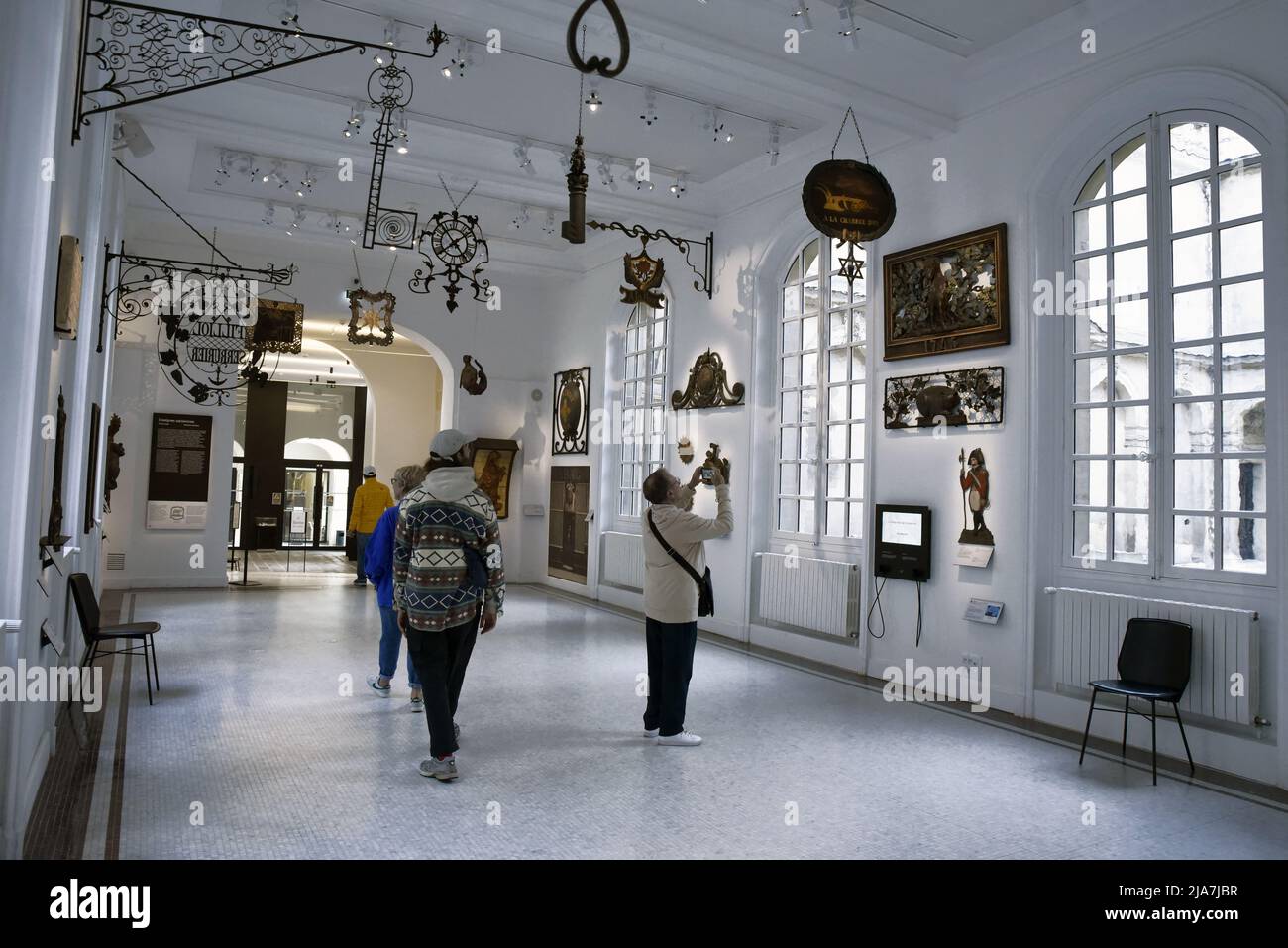 Le Musée Carnavalet est l'un des plus anciens musées de Paris depuis sa création en 1880 : sa collection, qui comprend plus de 610 000 objets rares, raconte l'histoire de la capitale française, de l'Antiquité au 20th siècle. Le musée consacré à l'histoire de Paris et situé au coeur du Marais, est en travaux de rénovation depuis plus de 4 ans. Dans cette photo : salle d'exposition du panneau du 19th siècle. Paris, France, le 28 mai 2022. Photo de Patrice Pierrot/ABACAPRESS.COM Banque D'Images