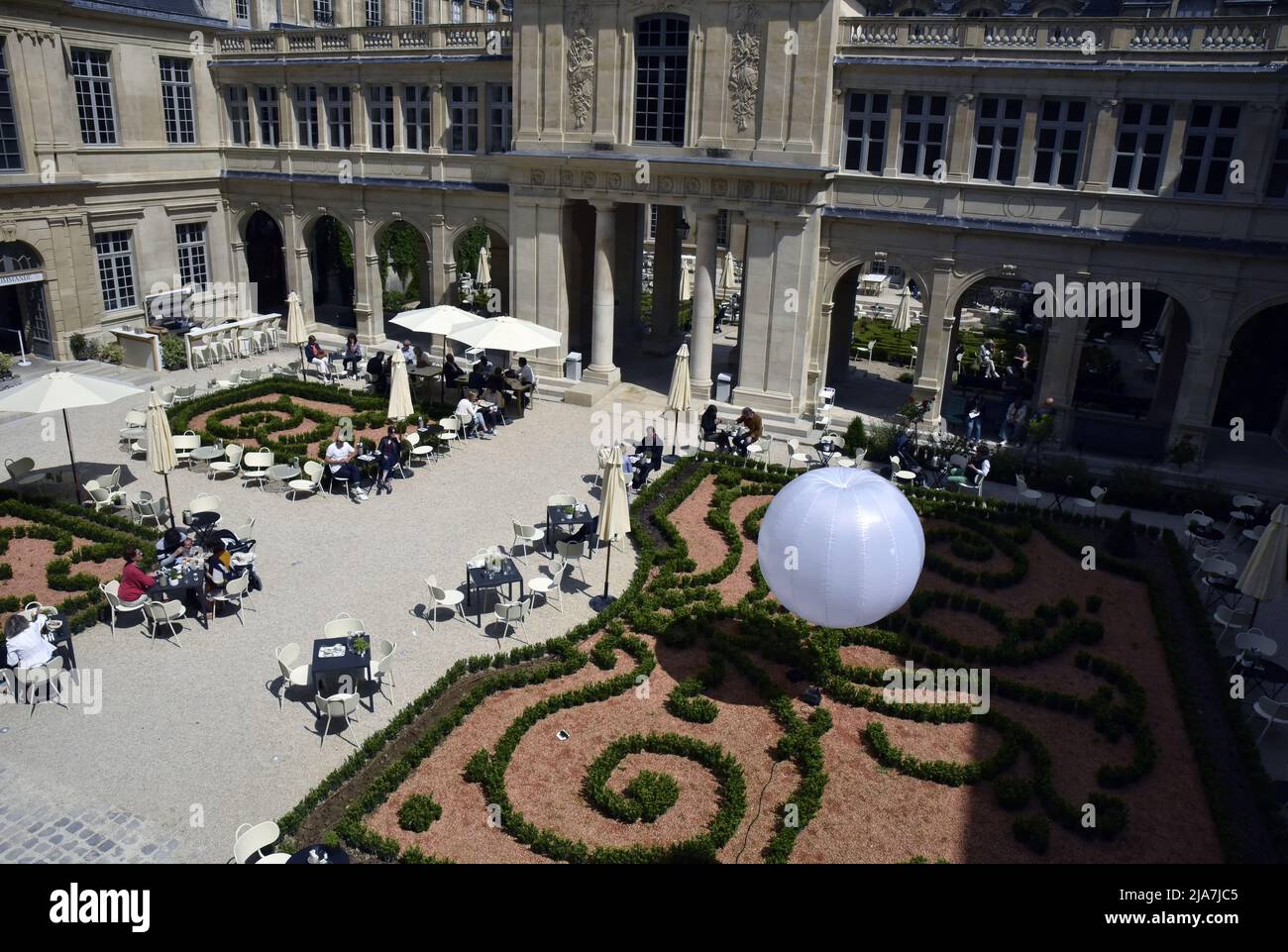 Jardin du musée Carnavalet. Le restaurant éphémère Fabula s'installe dans le jardin du musée. Le Musée Carnavalet est l'un des plus anciens musées de Paris depuis sa création en 1880 : sa collection, qui comprend plus de 610 000 objets rares, raconte l'histoire de la capitale française, de l'Antiquité au 20th siècle. Le musée consacré à l'histoire de Paris et situé au coeur du Marais, est en travaux de rénovation depuis plus de 4 ans. Paris, France, le 28 mai 2022. Photo de Patrice Pierrot/ABACAPRESS.COM Banque D'Images