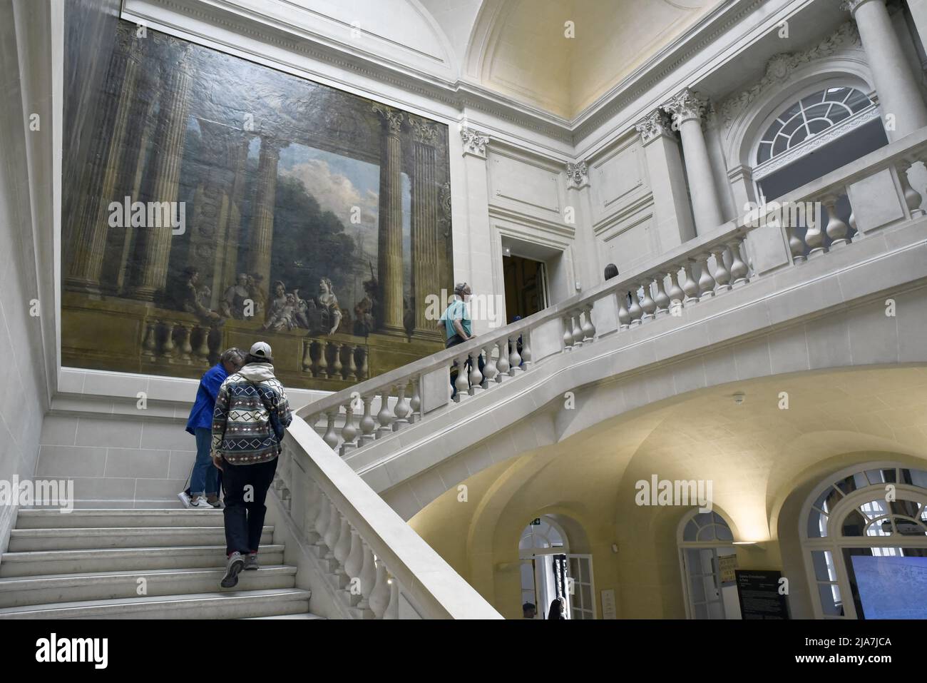 Le Musée Carnavalet est l'un des plus anciens musées de Paris depuis sa création en 1880 : sa collection, qui comprend plus de 610 000 objets rares, raconte l'histoire de la capitale française, de l'Antiquité au 20th siècle. Le musée consacré à l'histoire de Paris et situé au coeur du Marais, est en travaux de rénovation depuis plus de 4 ans. Sur la photo : peintures de l'escalier de l'Hôtel de Luynes au Musée Carnavalet. Paris, France, le 28 mai 2022. Photo de Patrice Pierrot/ABACAPRESS.COM Banque D'Images