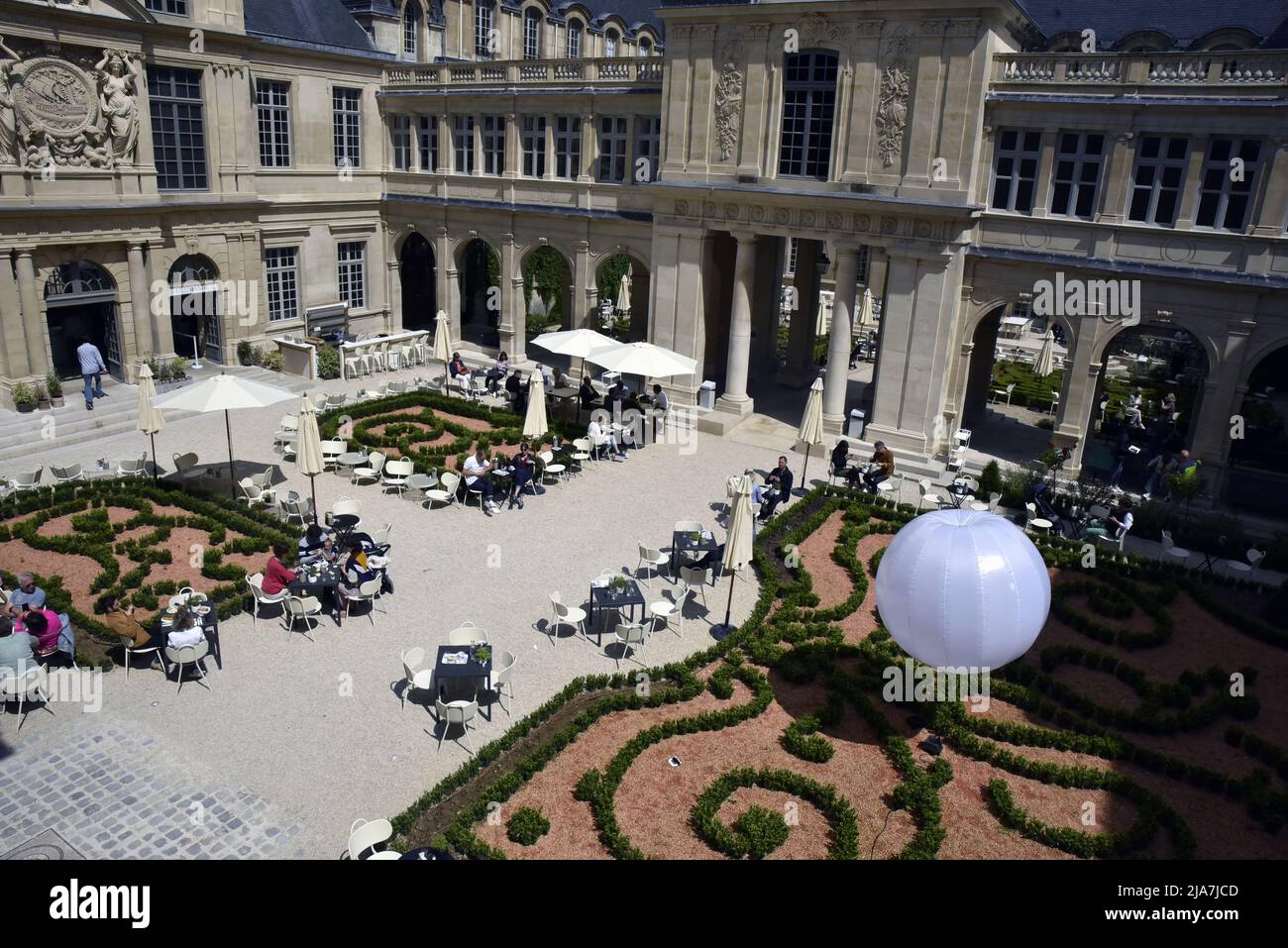 Jardin du musée Carnavalet. Le restaurant éphémère Fabula s'installe dans le jardin du musée. Le Musée Carnavalet est l'un des plus anciens musées de Paris depuis sa création en 1880 : sa collection, qui comprend plus de 610 000 objets rares, raconte l'histoire de la capitale française, de l'Antiquité au 20th siècle. Le musée consacré à l'histoire de Paris et situé au coeur du Marais, est en travaux de rénovation depuis plus de 4 ans. Paris, France, le 28 mai 2022. Photo de Patrice Pierrot/ABACAPRESS.COM Banque D'Images