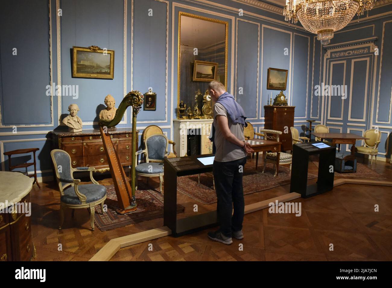Le Musée Carnavalet est l'un des plus anciens musées de Paris depuis sa création en 1880 : sa collection, qui comprend plus de 610 000 objets rares, raconte l'histoire de la capitale française, de l'Antiquité au 20th siècle. Le musée consacré à l'histoire de Paris et situé au coeur du Marais, est en travaux de rénovation depuis plus de 4 ans. Dans cette photo: Salon de l'Hôtel Breteuil du F18 ème siècle, le mobilier présenté dans cette salle date également de la fin du 18th siècle. Il témoigne du savoir-faire des ébénistes et des charpentiers parisiens de l'époque. Paris, Fran Banque D'Images