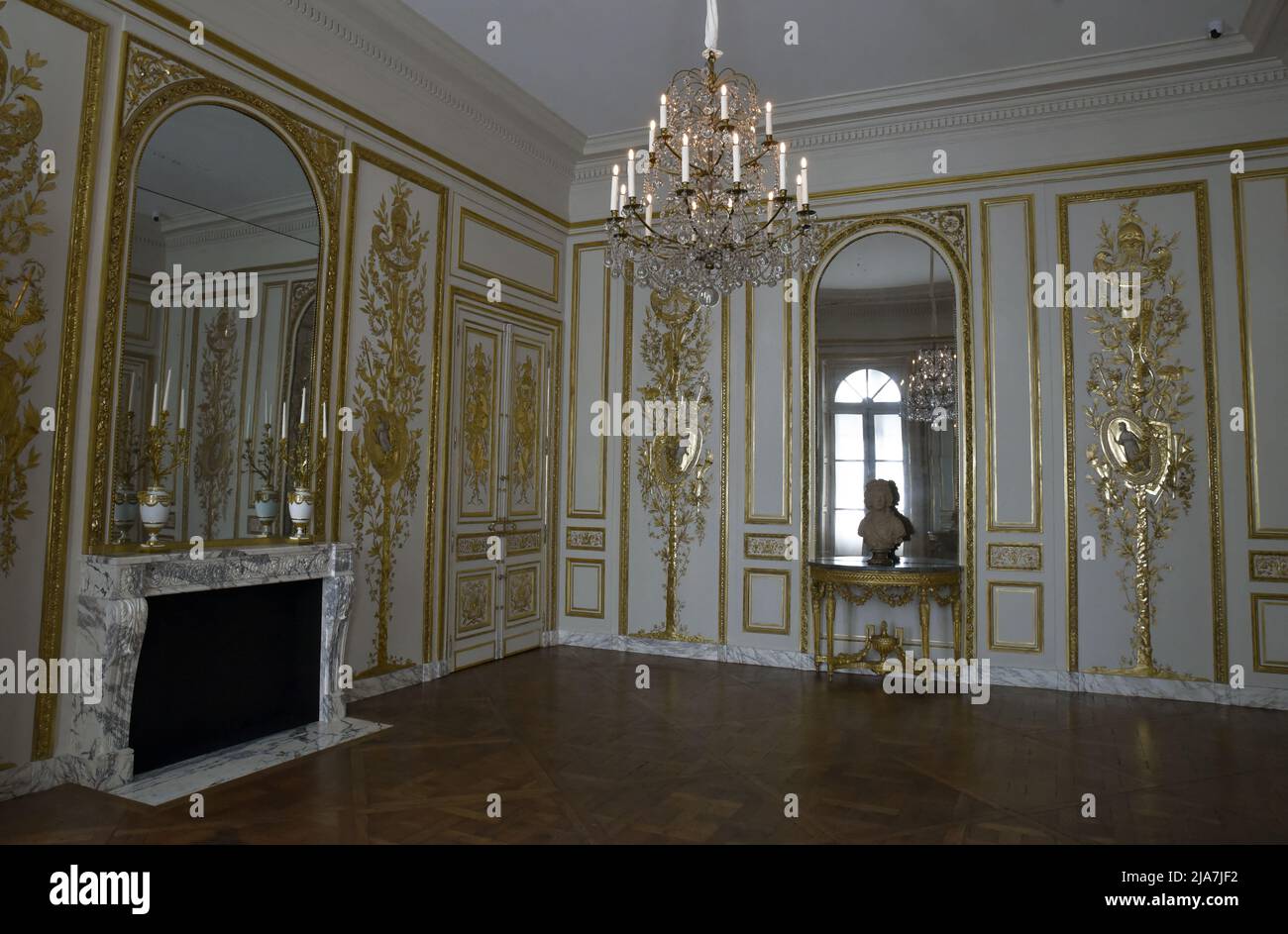 Le Musée Carnavalet est l'un des plus anciens musées de Paris depuis sa création en 1880 : sa collection, qui comprend plus de 610 000 objets rares, raconte l'histoire de la capitale française, de l'Antiquité au 20th siècle. Le musée consacré à l'histoire de Paris et situé au coeur du Marais, est en travaux de rénovation depuis plus de 4 ans. Dans cette photo : salon Louis 14. Paris, France, le 28 mai 2022. Photo de Patrice Pierrot/ABACAPRESS.COM Banque D'Images