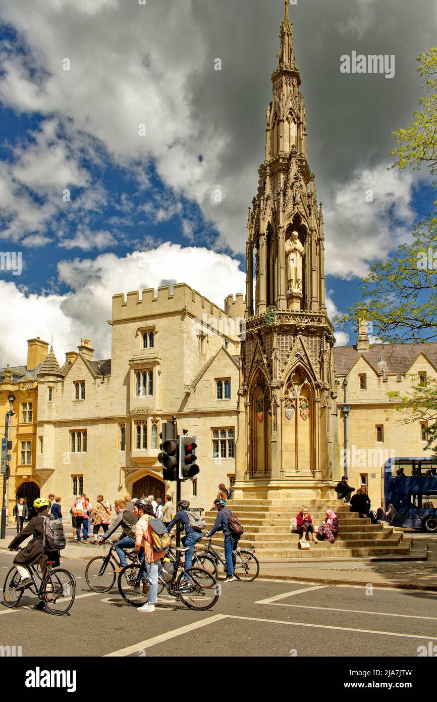 OXFORD CITY ENGLAND MARTYRS MEMORIAL MAGDALENEN STREET AVEC DES CYCLISTES QUI ATTENDENT AU FEU Banque D'Images