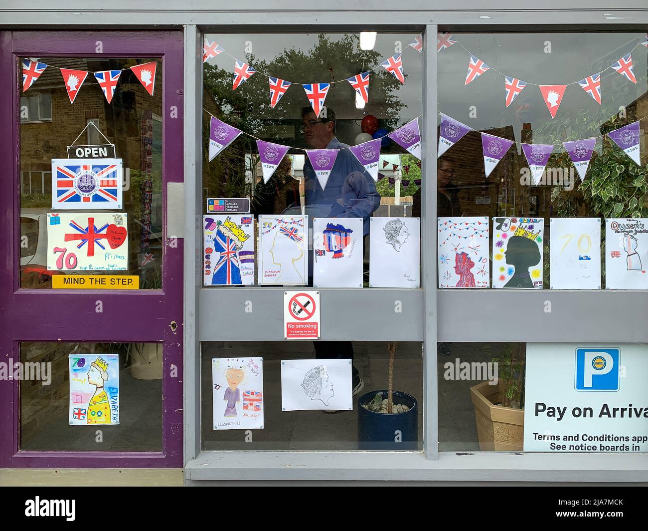 Datchet, Berkshire, Royaume-Uni. 25th mai 2022. La billetterie de la gare de Datchet est très colorée avec de belles peintures et dessins du Jubilé de platine dans les fenêtres. Les navetteurs apprécient vivement de voir les œuvres d'art réalisées par les enfants des écoles locales de l'école primaire Langley Heritage en prévision des célébrations du week-end prochain. Crédit : Maureen McLean/Alay Banque D'Images