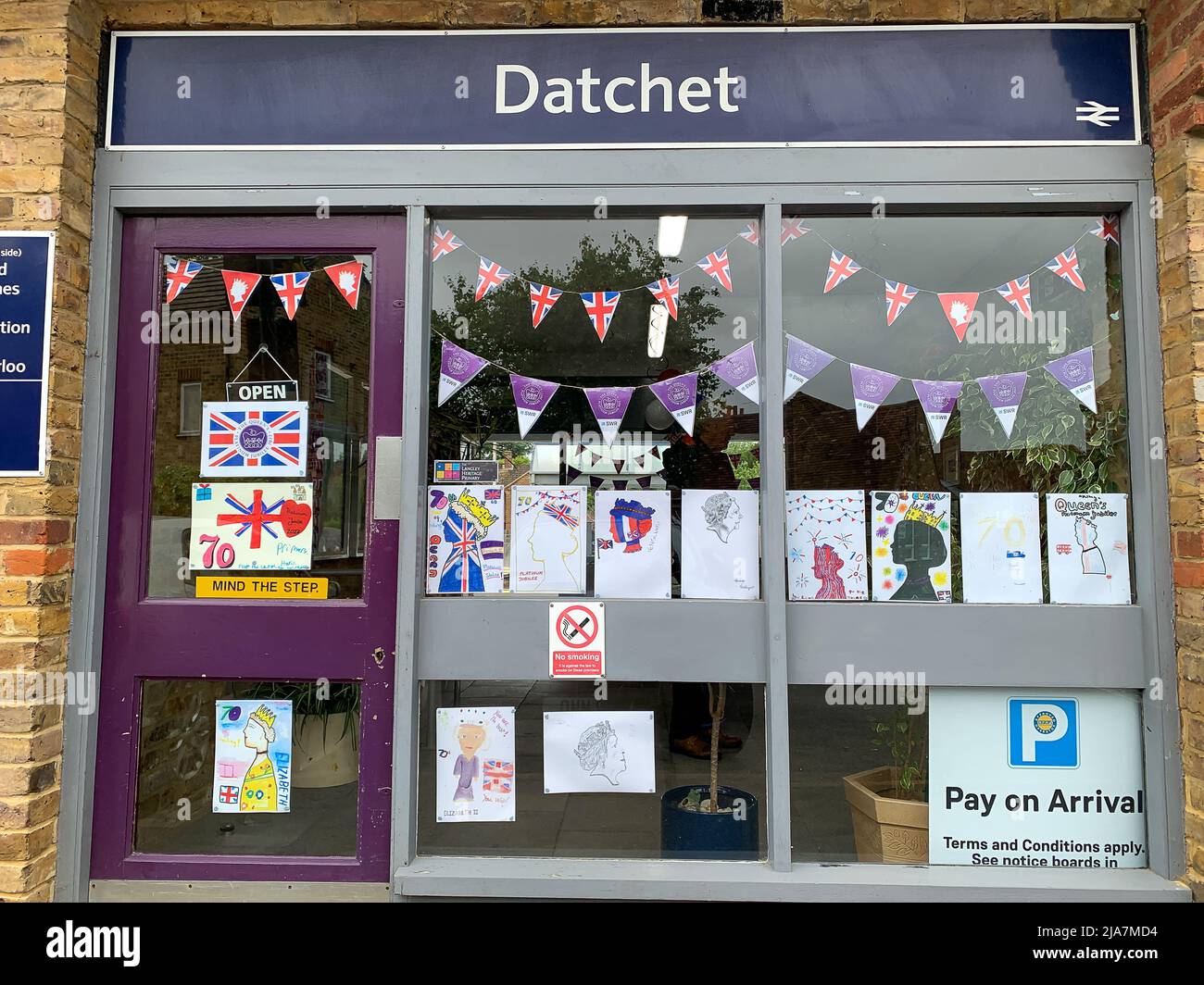 Datchet, Berkshire, Royaume-Uni. 25th mai 2022. La billetterie de la gare de Datchet est très colorée avec de belles peintures et dessins du Jubilé de platine dans les fenêtres. Les navetteurs apprécient vivement de voir les œuvres d'art réalisées par les enfants des écoles locales de l'école primaire Langley Heritage en prévision des célébrations du week-end prochain. Crédit : Maureen McLean/Alay Banque D'Images