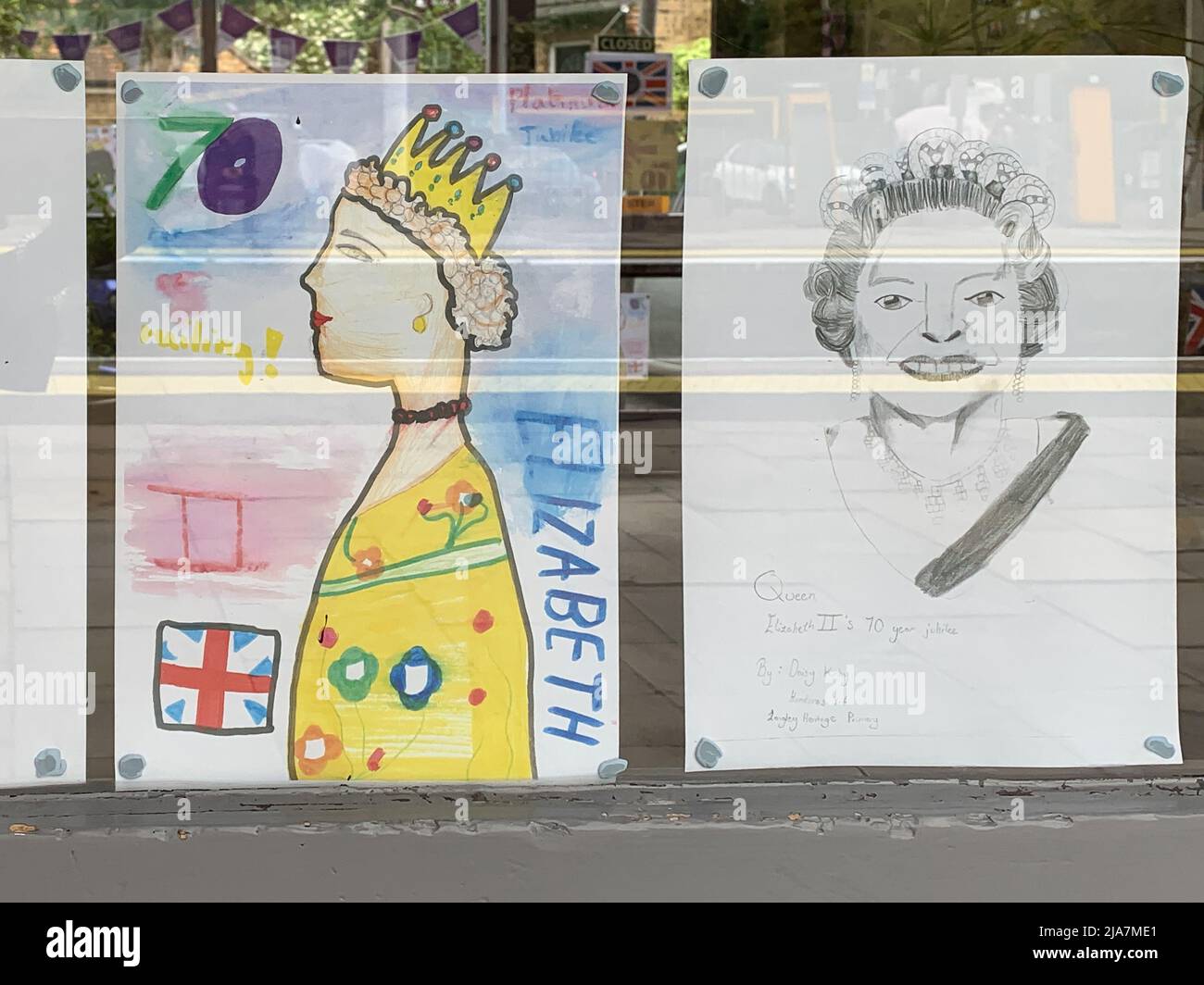 Datchet, Berkshire, Royaume-Uni. 25th mai 2022. La billetterie de la gare de Datchet est très colorée avec de belles peintures et dessins du Jubilé de platine dans les fenêtres. Les navetteurs apprécient vivement de voir les œuvres d'art réalisées par les enfants des écoles locales de l'école primaire Langley Heritage en prévision des célébrations du week-end prochain. Crédit : Maureen McLean/Alay Banque D'Images
