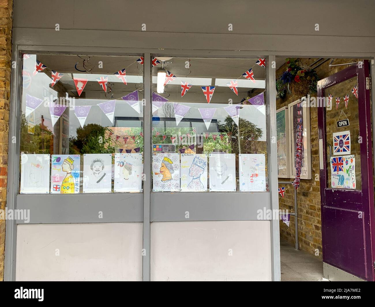 Datchet, Berkshire, Royaume-Uni. 25th mai 2022. La billetterie de la gare de Datchet est très colorée avec de belles peintures et dessins du Jubilé de platine dans les fenêtres. Les navetteurs apprécient vivement de voir les œuvres d'art réalisées par les enfants des écoles locales de l'école primaire Langley Heritage en prévision des célébrations du week-end prochain. Crédit : Maureen McLean/Alay Banque D'Images