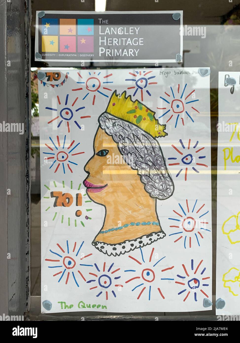 Datchet, Berkshire, Royaume-Uni. 25th mai 2022. La billetterie de la gare de Datchet est très colorée avec de belles peintures et dessins du Jubilé de platine dans les fenêtres. Les navetteurs apprécient vivement de voir les œuvres d'art réalisées par les enfants des écoles locales de l'école primaire Langley Heritage en prévision des célébrations du week-end prochain. Crédit : Maureen McLean/Alay Banque D'Images