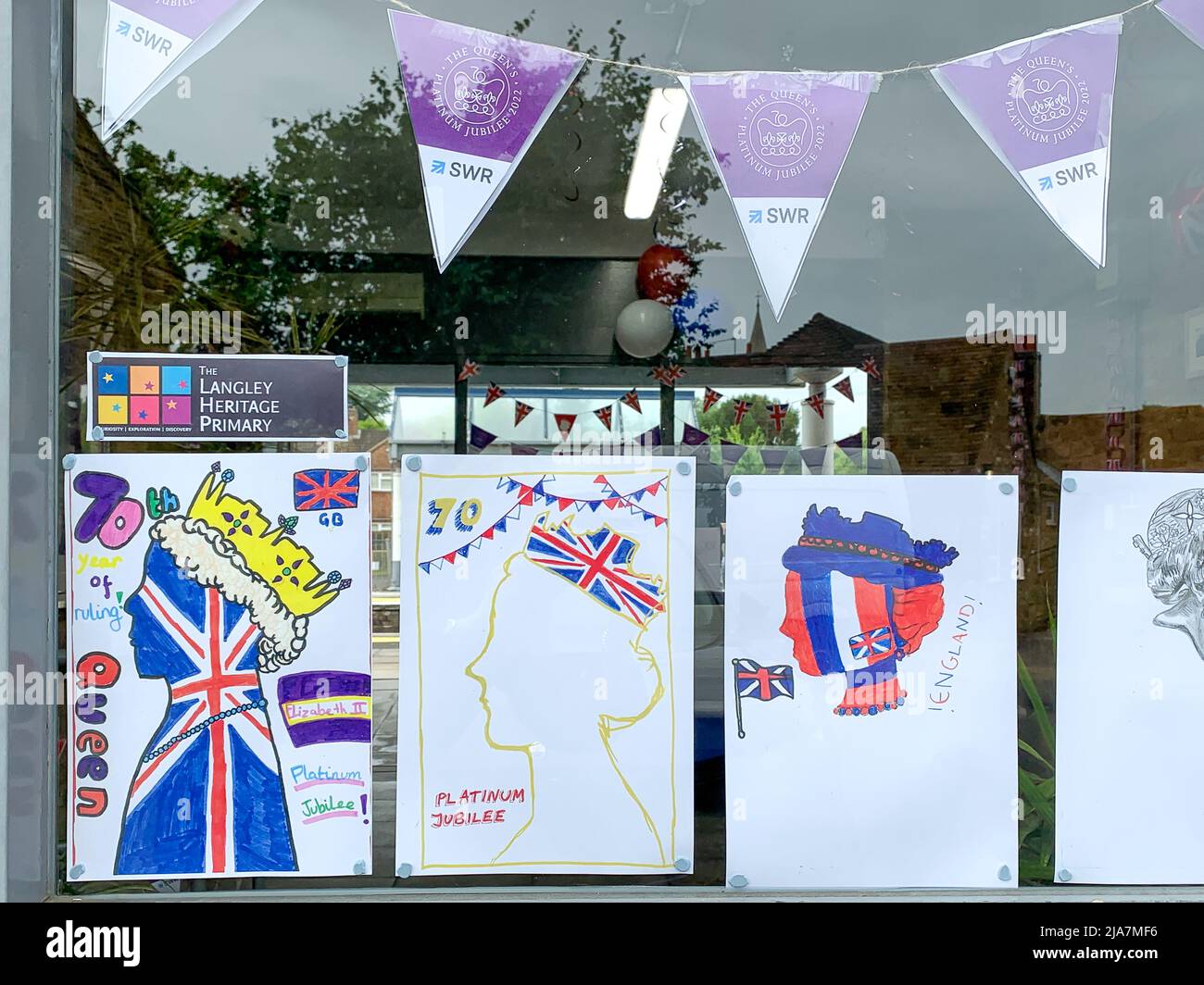 Datchet, Berkshire, Royaume-Uni. 25th mai 2022. La billetterie de la gare de Datchet est très colorée avec de belles peintures et dessins du Jubilé de platine dans les fenêtres. Les navetteurs apprécient vivement de voir les œuvres d'art réalisées par les enfants des écoles locales de l'école primaire Langley Heritage en prévision des célébrations du week-end prochain. Crédit : Maureen McLean/Alay Banque D'Images