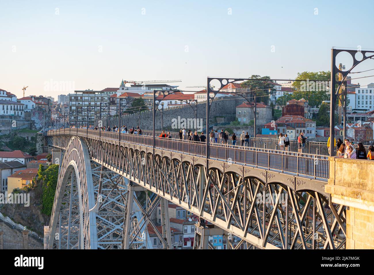 Porto, Portugal. 2022 05 mai . Personnes sur le pont au-dessus du fleuve Douro Luis II à Porto, Portugal en été 2022. Banque D'Images