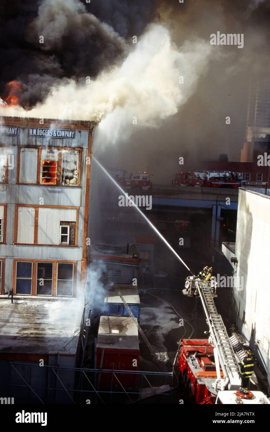 Fulton Market Tin bâtiment suspect incendie à 29 mars 1995, New York Banque D'Images