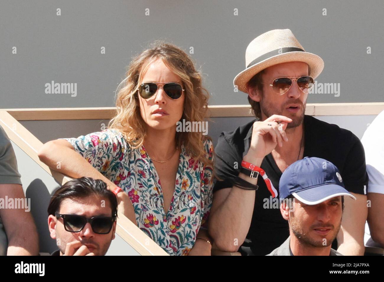 Elodie Fontan, Philippe Lacheau dans les stands lors de l'Open de France Roland Garros 2022 le 28 mai 2022 à Paris, France. Photo de Nasser Berzane/ABACAPRESS.COM Banque D'Images