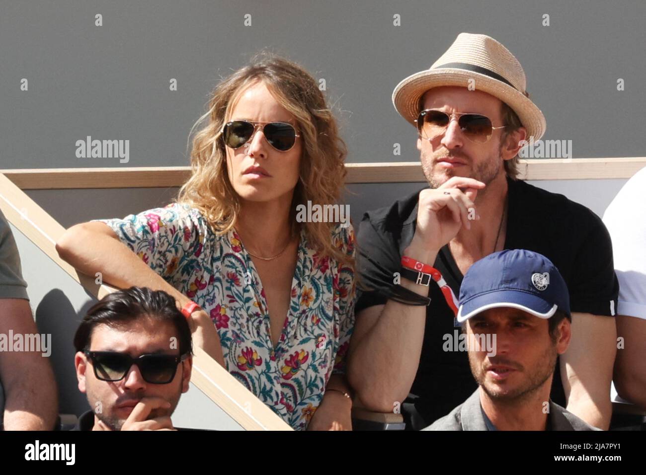 Paris, France. 28th mai 2022. Elodie Fontan, Philippe Lacheau dans les stands lors de l'Open de France Roland Garros 2022 le 28 mai 2022 à Paris, France. Photo de Nasser Berzane/ABACAPRESS.COM crédit: Abaca Press/Alay Live News Banque D'Images