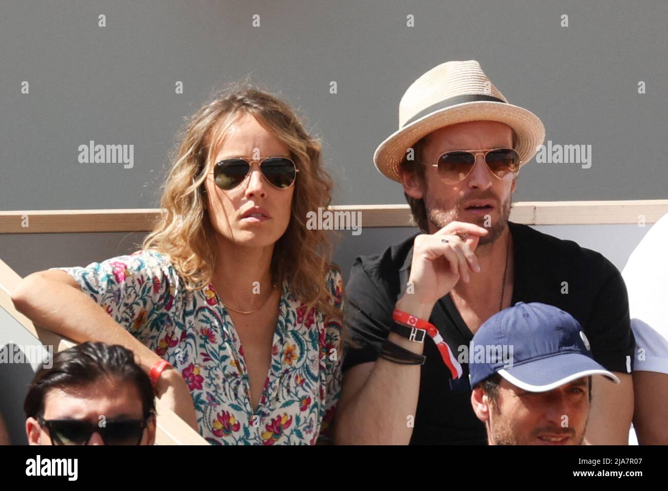 Paris, France. 28th mai 2022. Elodie Fontan, Philippe Lacheau dans les stands lors de l'Open de France Roland Garros 2022 le 28 mai 2022 à Paris, France. Photo de Nasser Berzane/ABACAPRESS.COM crédit: Abaca Press/Alay Live News Banque D'Images