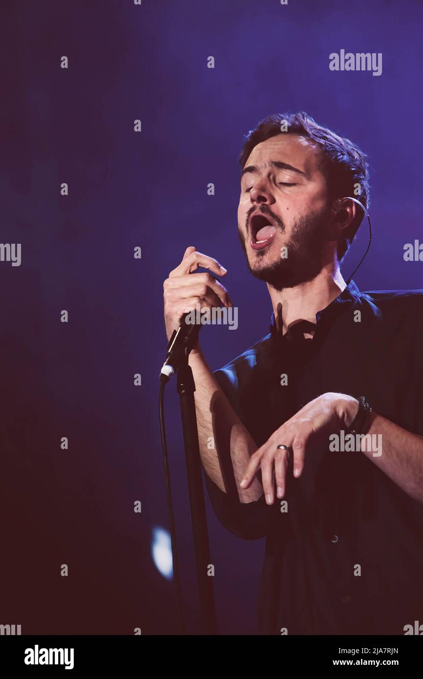 Tom Smith (Thomas Michael Henry Smith) joue en direct avec ses rédacteurs de groupe à la Piazza San Giovanni à Rome. Banque D'Images