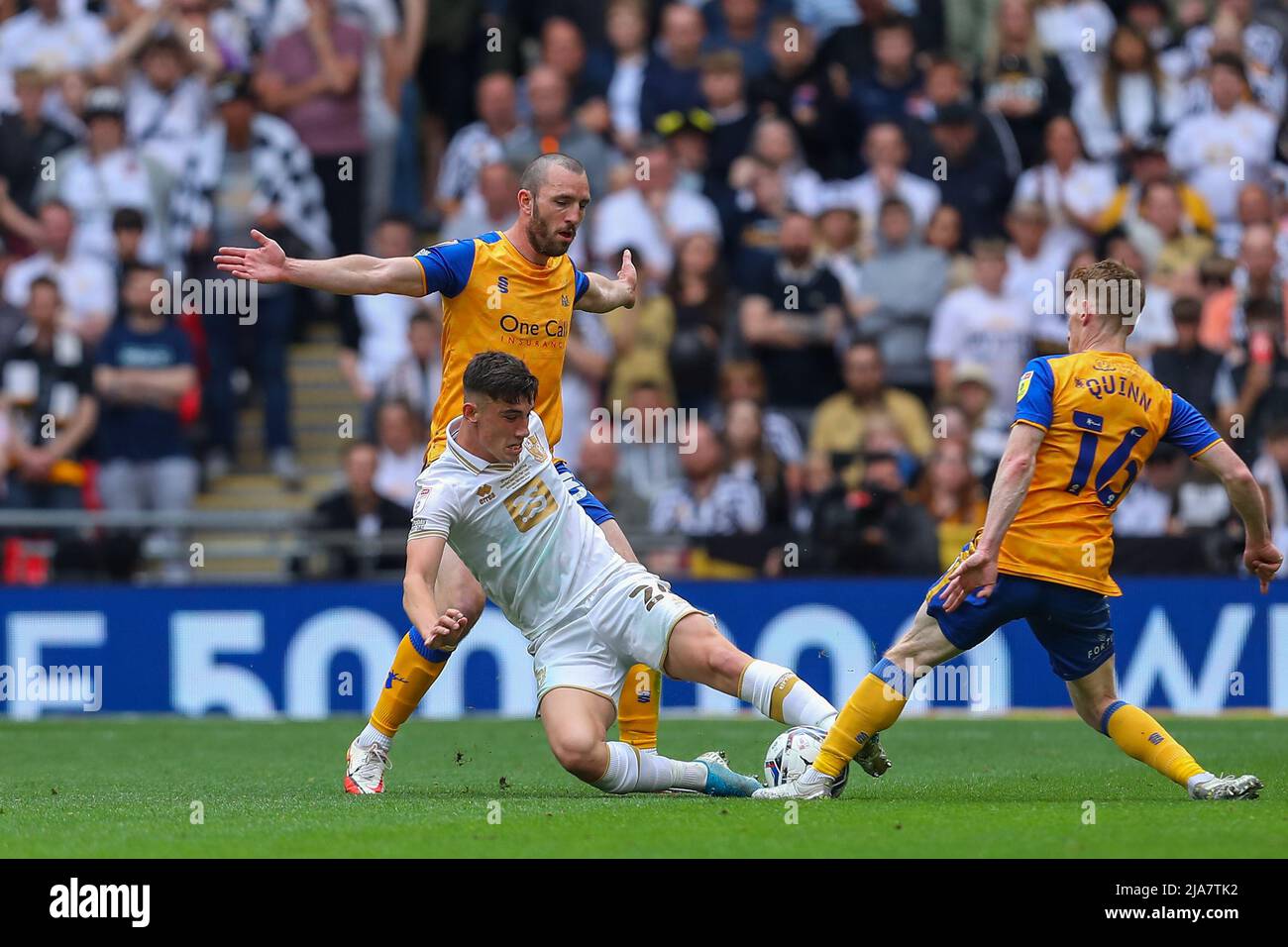 28th mai 2022 ; Stade Wembley, Londres, Angleterre, finale de la Ligue EFL 2, Mansfield Town versus Port Vale : Kian Harratt de Port Vale, qui rembobine le ballon. Banque D'Images