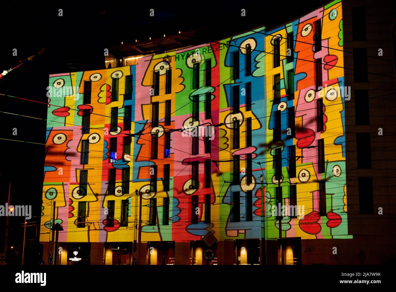 Hyatt Regency Hôtel façade illuminée pendant le Festival lunaire des lumières, Sofia, Bulgarie, Europe de l'est, Balkans, UE Banque D'Images