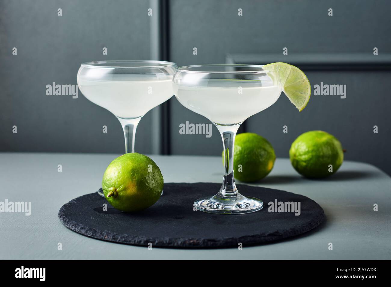 Cocktail Daiquiri. Boisson alcoolisée au citron vert dans un verre. Banque D'Images