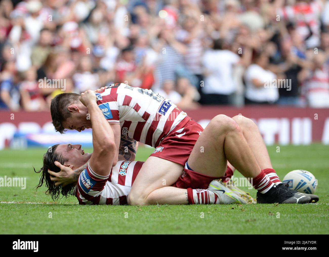 Stade Tottenham Hotspurs, Londres, Royaume-Uni. 28th mai 2022. Liam Byrne, de Wigan Warriors et John Bateman, de Wigan Warriors, célèbrent à temps plein finale de la coupe du défi 2022 : Huddersfield Giants V Wigan Warriors lieu : Tottenham Hotspur Stadium, Angleterre Date : samedi 28 mai lancement : 15:00 BST crédit : Craig Cresswell/Alay Live News Banque D'Images
