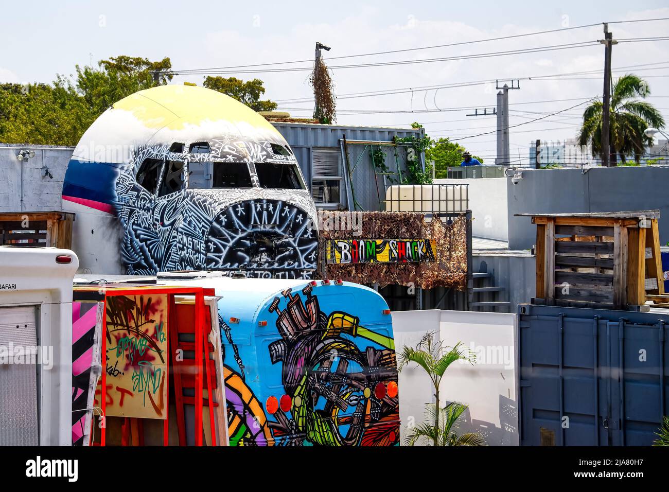 Une cabine d'avion fait partie de l'art urbain dans le quartier.le quartier de la ville est célèbre pour son art urbain ou graffiti qui est peint par des artistes dans le Th Banque D'Images