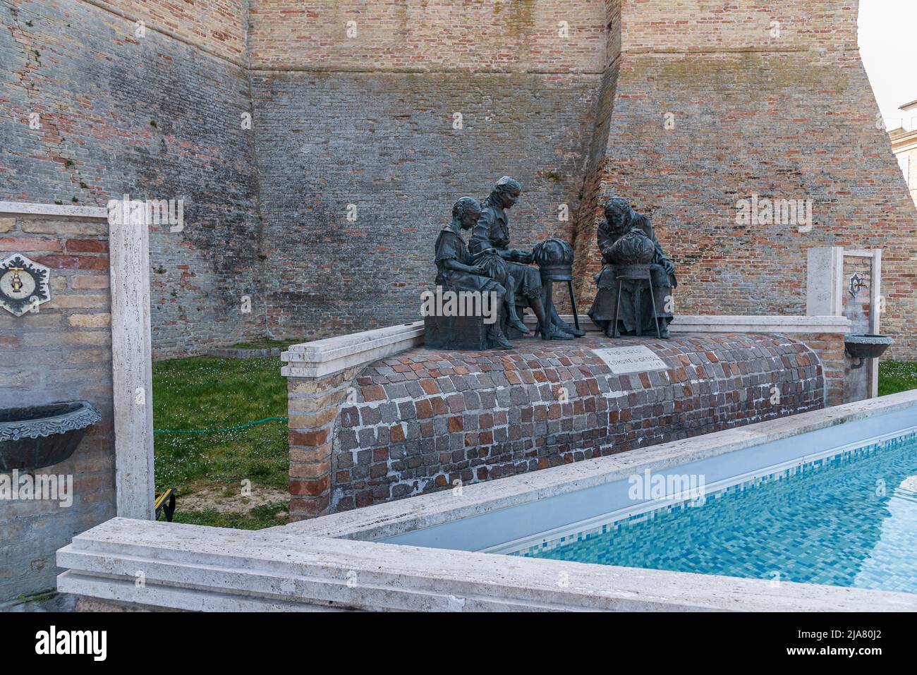 C'est un monument en bronze, créé en 1983. Il est placé à l'entrée de la ville pour témoigner de la grande importance que la dentelle de bobin a à Offida. Banque D'Images