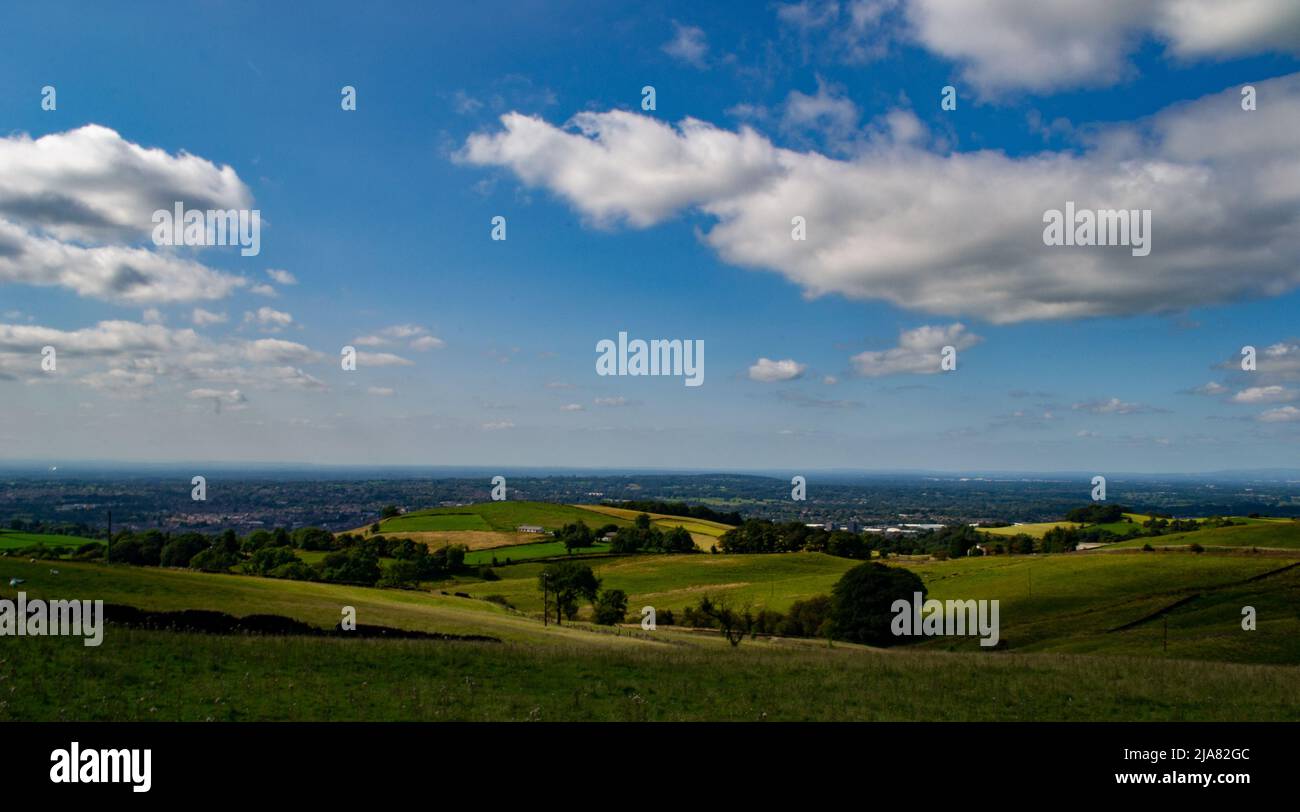 Belle vue sur les collines vallonnées vues depuis le sommet de la promenade de nez de Tegs dans le Peak District près de Macclesfield, Royaume-Uni. Banque D'Images