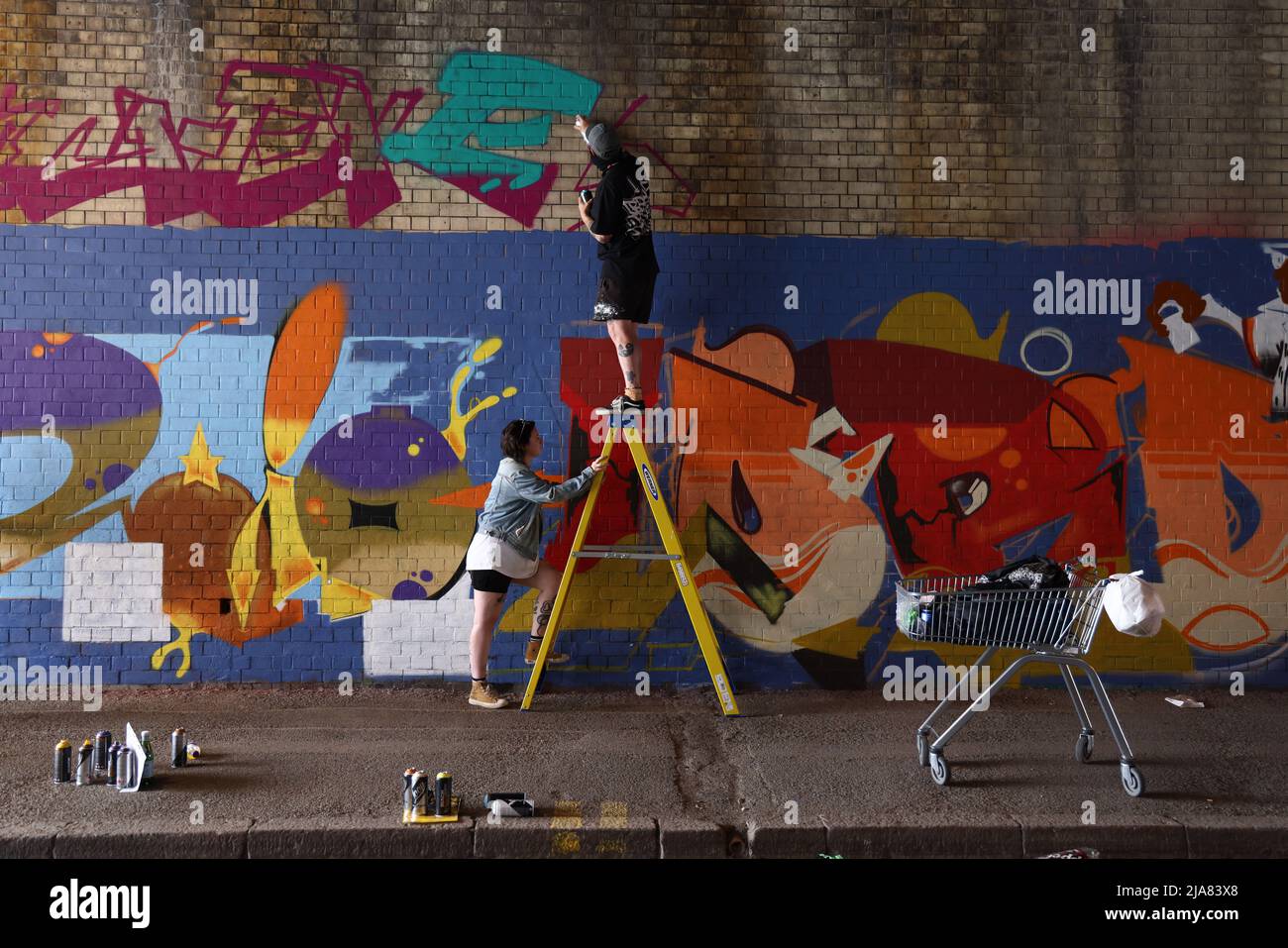 Leicester, Leicestershire, Royaume-Uni. 28th mai 2022. Un artiste en spray peint une peinture murale pendant l'événement apportez la peinture. Le Festival international d'art de rue, primé, attire des artistes du monde entier. Credit Darren Staples/Alay Live News. Banque D'Images